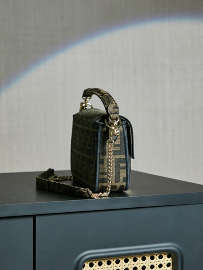 フェンディバッグ背面デザイン